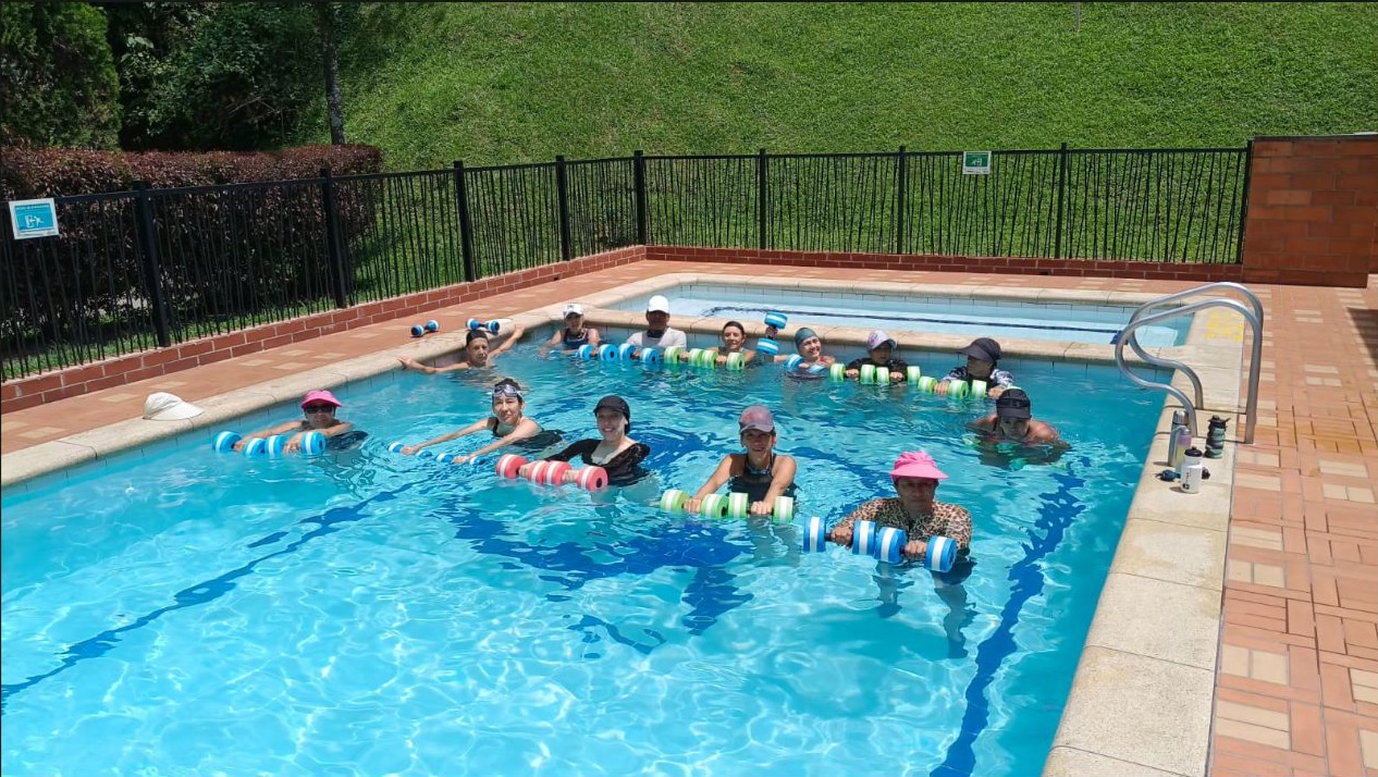 Clase grupal de actividad acuática Aqua Pulse