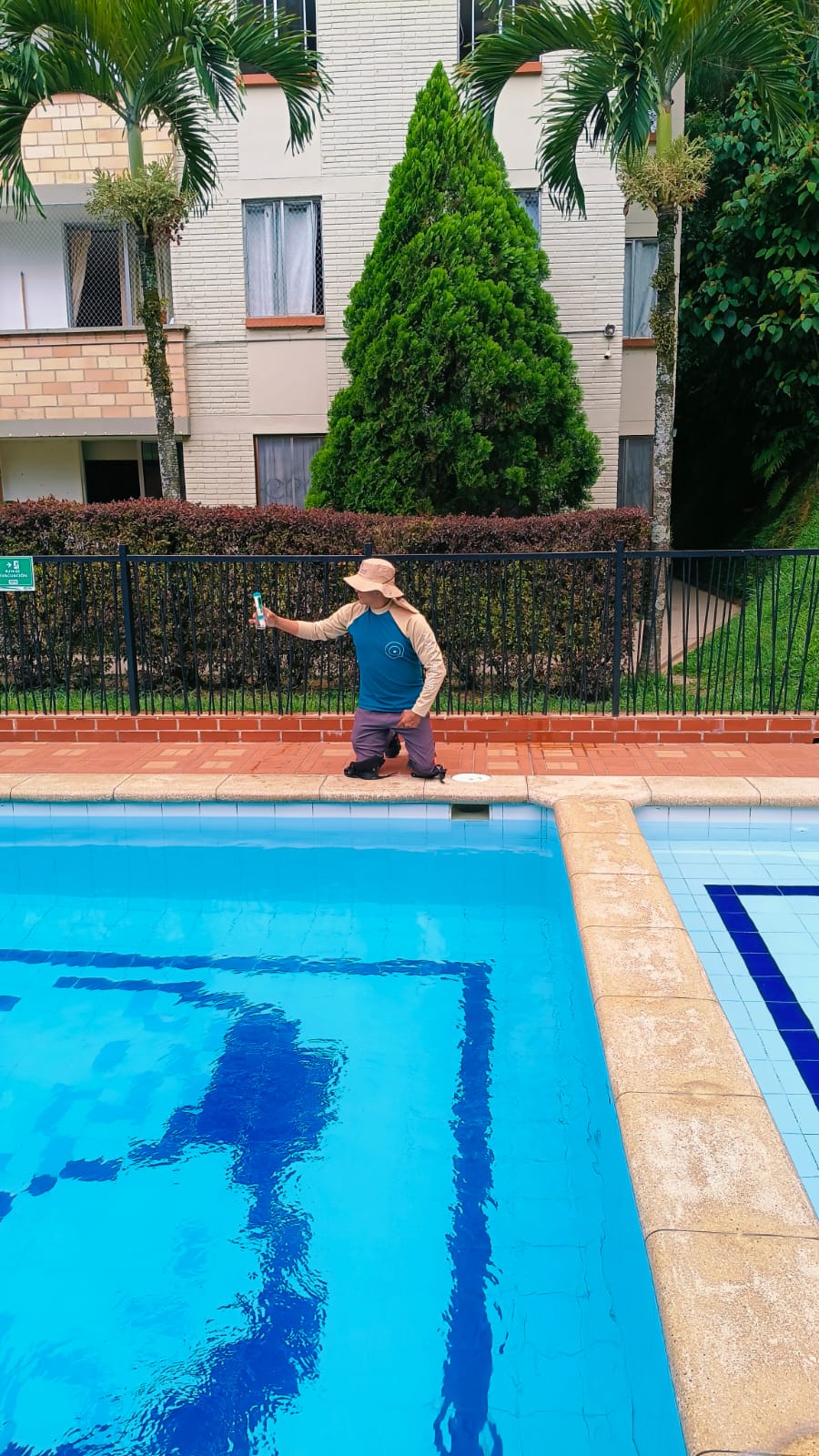 Profesional Aqua Pulse realizando una inspección de piscina