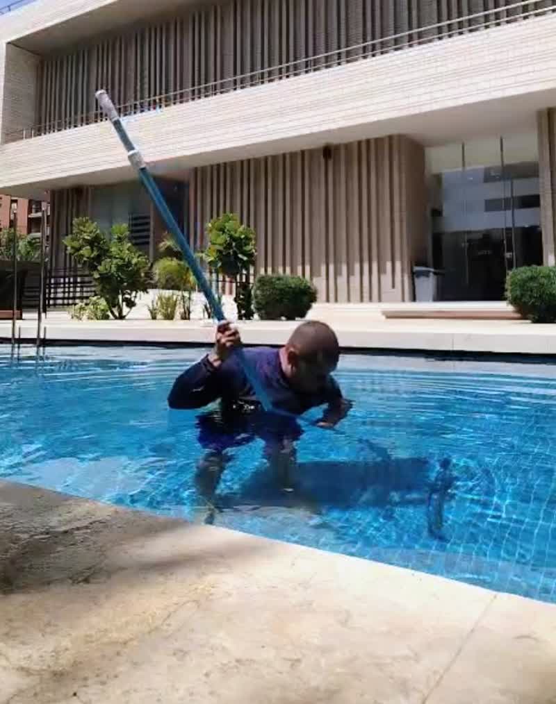 Piscinero Aqua Pulse trabajando dentro de la piscina