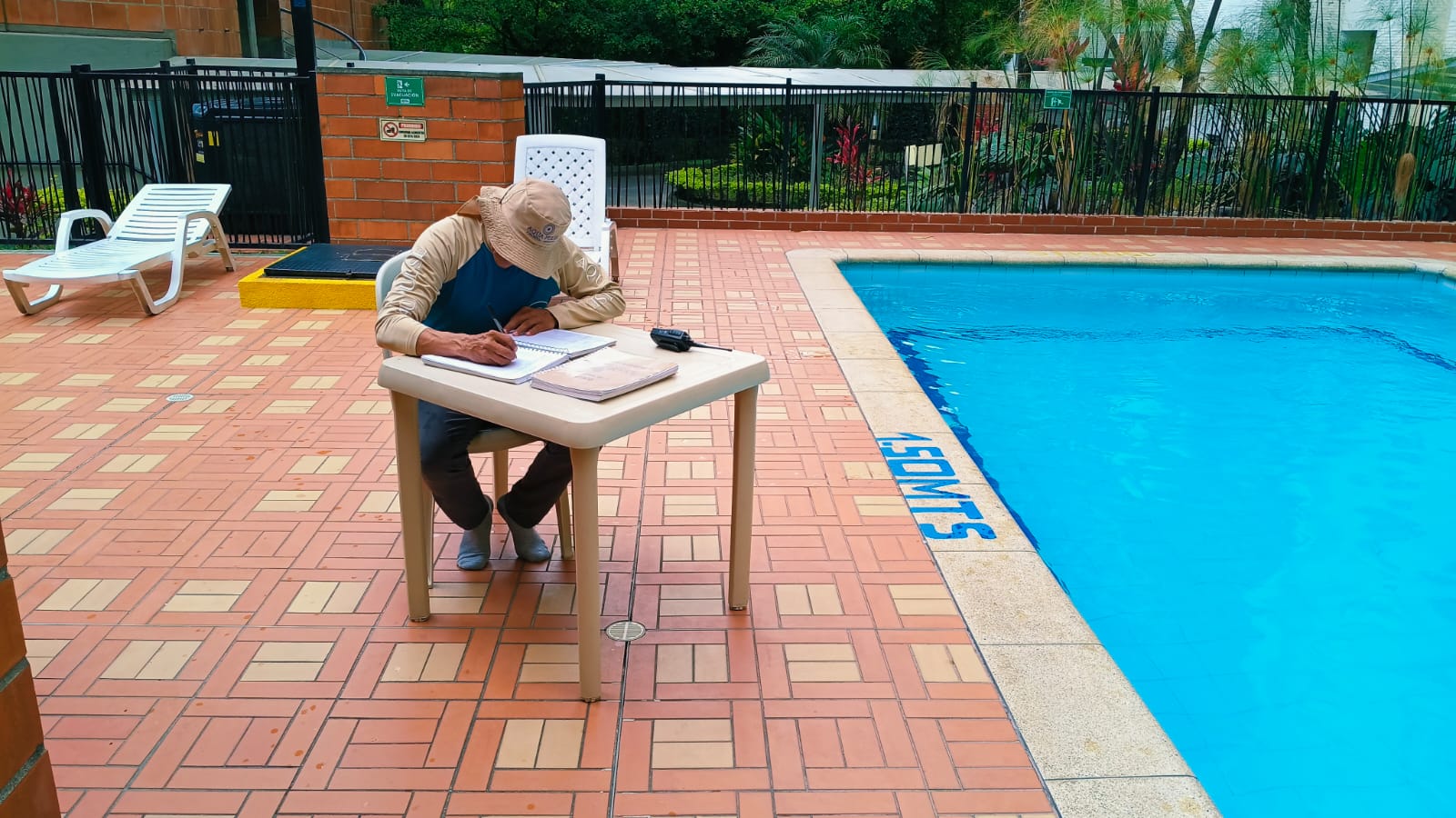 Profesional Aqua Pulse realizando el control operativo de una piscina