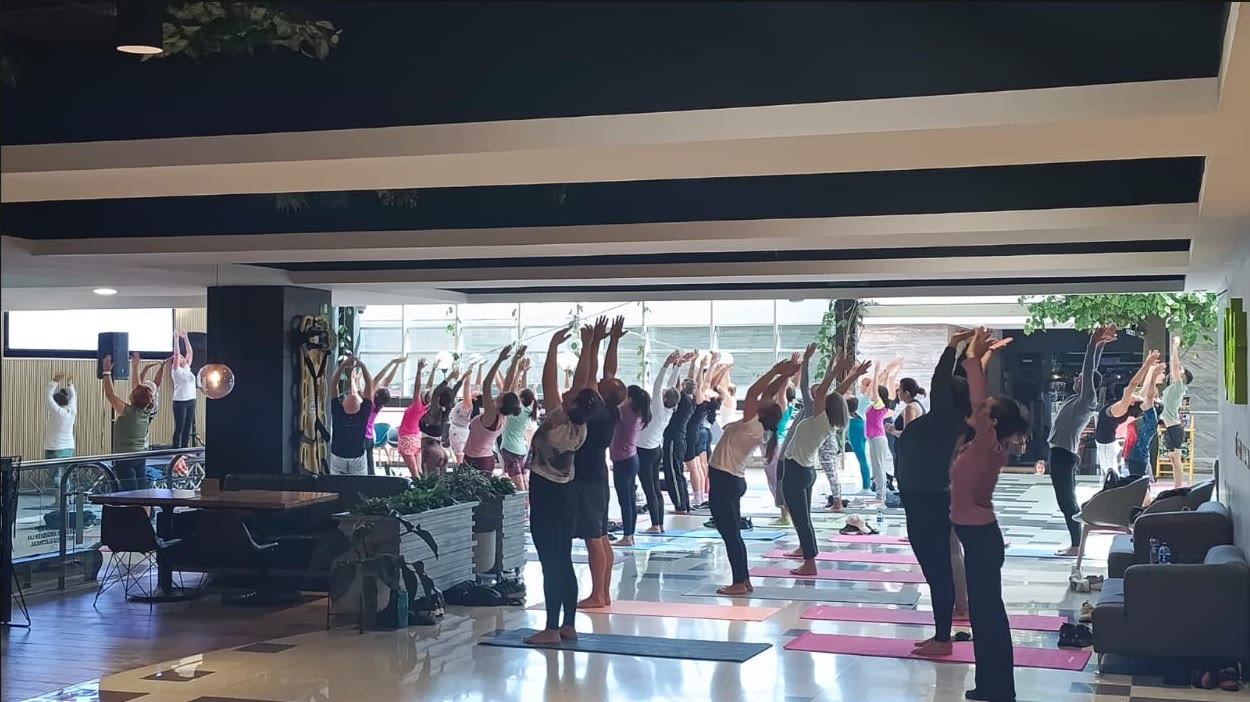 Participantes de rumba aeróbica en una sesión de bienestar Aqua Pulse